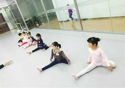 ​舞臺地板劃痕問題比起功能的作用是不是重要呢？