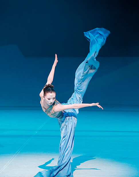 小孩子在練習(xí)舞蹈受益匪淺_舞臺地板贏在腳感舒服