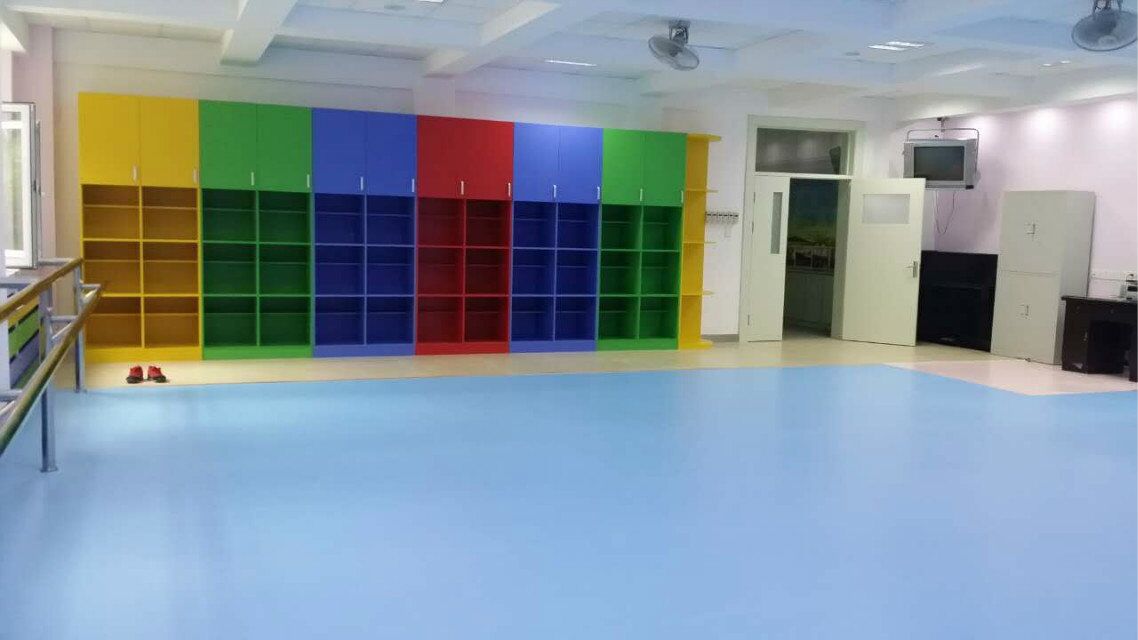 緊接昨天冬季鋪設(shè)舞蹈地膠注意事項(xiàng)