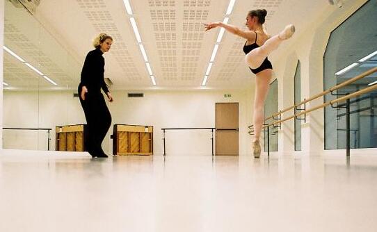 正規(guī)的舞蹈訓(xùn)練室必須鋪舞者地膠