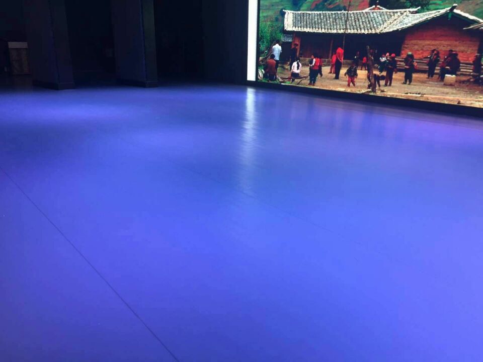 四川西昌學(xué)院舞臺(tái)地膠鋪設(shè)案例