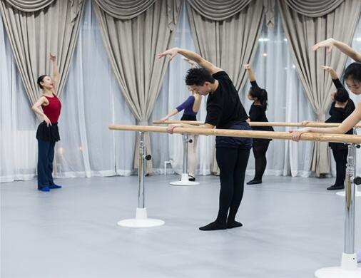 安裝舞臺(tái)木地板